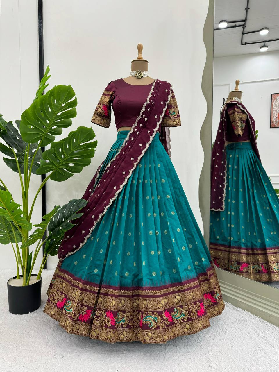 This luxurious lehenga set QRC-307